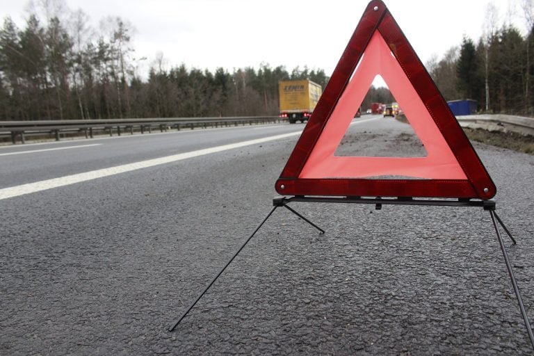 Imagem destaque do post Sinalizar corretamente um acidente evita mais vítimas e infrações, mostarndo um triangulo no chão de uma via.