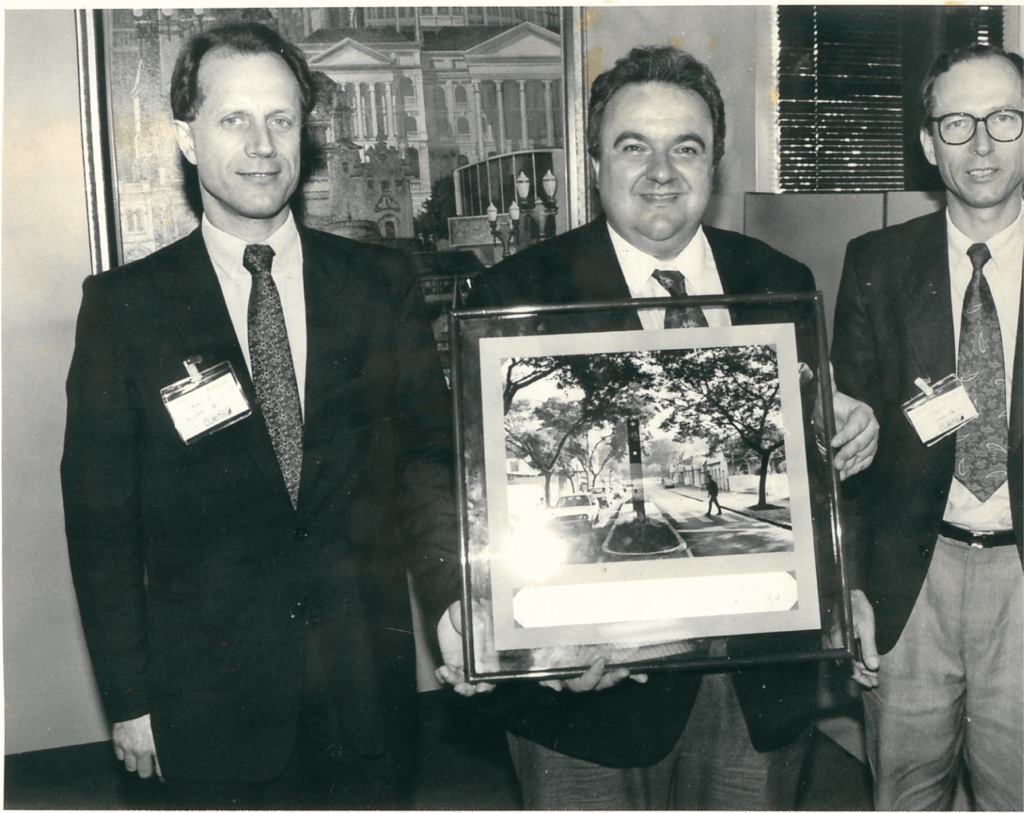 Prefeito Rafael Grega e os irmão Schause repetem a foto na primeira lombada eletrônica do mundo, 30 anos depois
