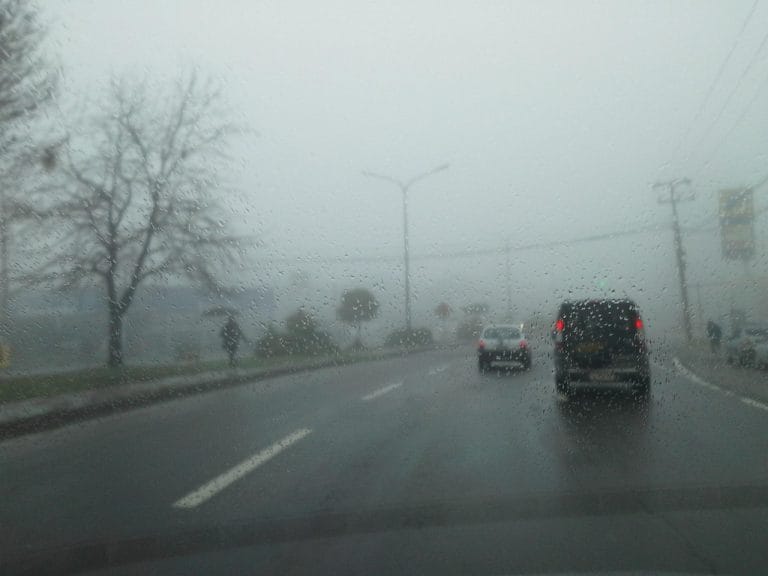 Cuidados essenciais ao dirigir no outono sob condições de neblina